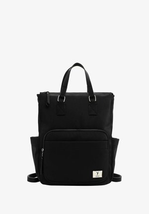 Černý batoh s texturovaným povrchem, dvěma horními uchy, nastavitelnými popruhy, přední kapsou na zip a malou nášivkou loga na spodní části.