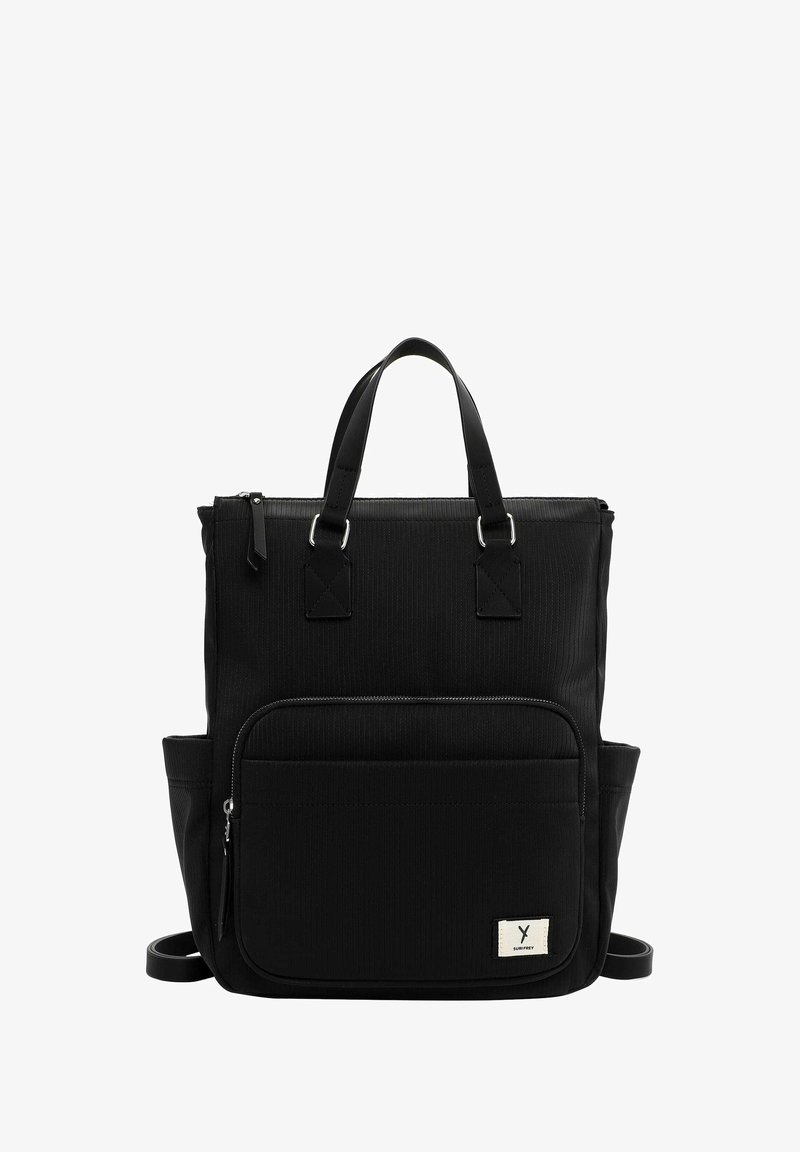 Musta reppu, jossa on teksturoitu pinta, kaksi yläkahvaa, säädettävät hihnat, etupuolella vetoketjutasku ja pieni logopatchi alaosassa.