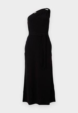 Robe noire à une épaule en tissu doux. Présente une taille ceinturée et une fente sur le côté, avec un accent métallique à l'épaule. Longue longueur.