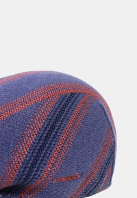 Kangol-Mütze aus lila Strick mit roten und blauen diagonalen Streifen, mit abgerundeter Form und Logodetail an der Seite. Weiche Textur.