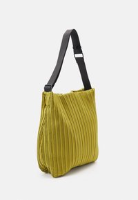 Plissé tote bag i livfull olivgrön, med vertikala veck, en mjuk textur och en justerbar svart rem för mångsidighet.