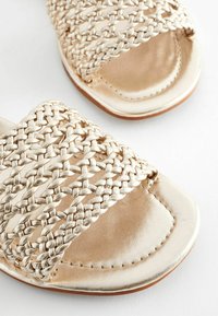 Next FOREVER COMFORT WEAVE REGULAR FIT - Páskové sandály  - champagne gold