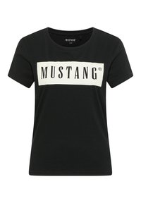 Černé bavlněné tričko s kulatým výstřihem, krátkými rukávy a bílým obdélníkovým grafickým prvkem s nápisem "MUSTANG" tučně vytištěným černými písmeny.