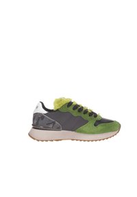 Zapatillas con una parte superior sintética gris, acentos de ante verde, cordones verdes peludos y un talón con patrón de camuflaje. Suela de goma con patrón de agarre.