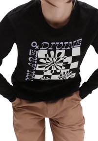 Schwarzer Kapuzenpullover mit einem grafischen Design, das Blumen und Text in Weiß und Lila zeigt. Lange Ärmel und ein gerippter Halsausschnitt.