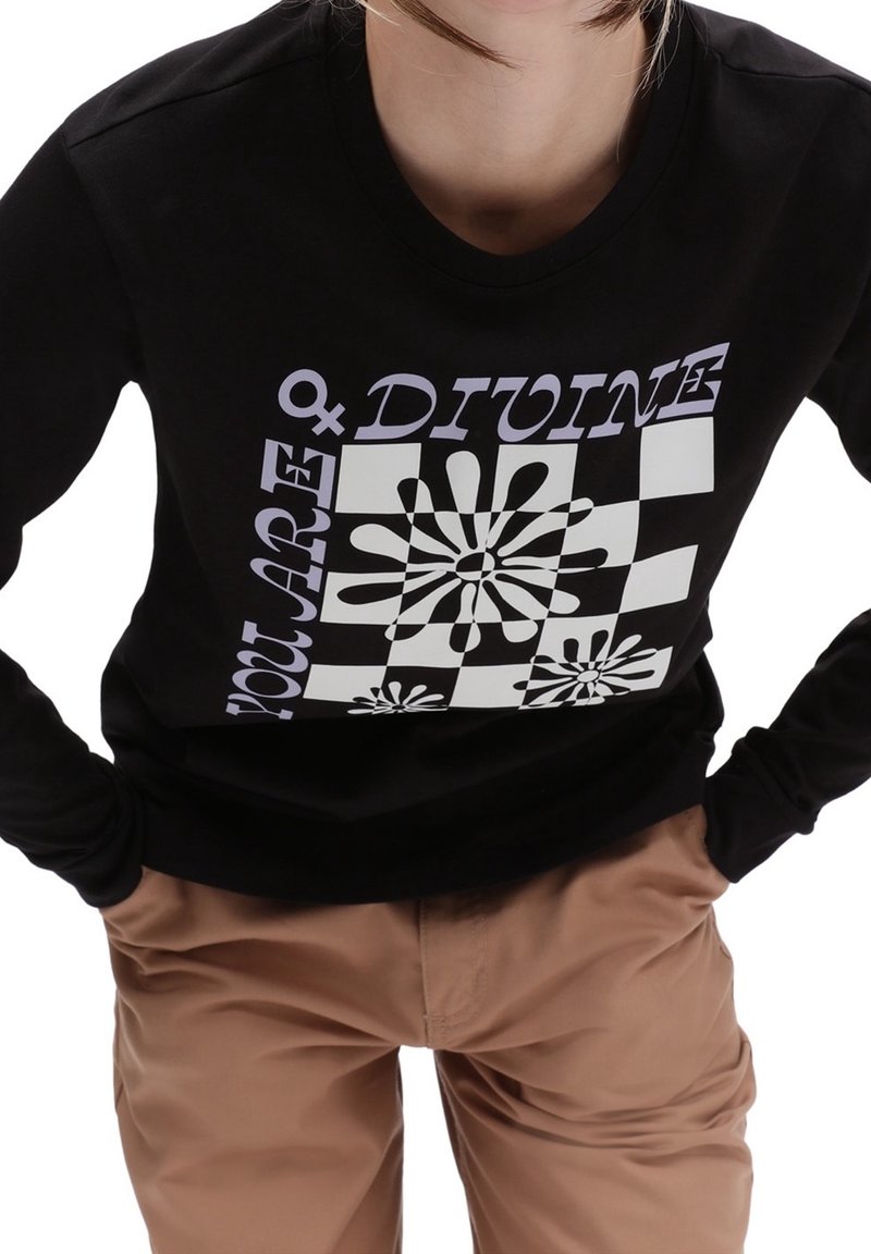 Schwarzer Kapuzenpullover mit einem grafischen Design, das Blumen und Text in Weiß und Lila zeigt. Lange Ärmel und ein gerippter Halsausschnitt.