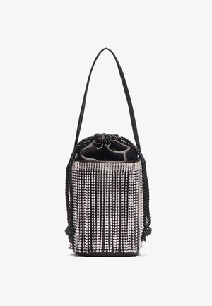 Čierna saténová kabelka v tvare vedra s šnurovacím zapínaním, zdobená striebornými strapcami a zapletenými rúčkami. Hladký povrch s kovovými akcentmi.