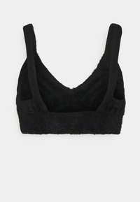 Bralette en tissu doux noir avec un décolleté en V, des bretelles larges et des accents texturés. Dispose d'une bande sans coutures pour le confort et le soutien.
