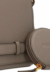 Grau strukturiertes Lederhandtasche mit passendem runden Münzbeutel. Verfügt über einen goldenen Reißverschluss und Akzente. Einfaches, modernes Design mit minimaler Hardware.