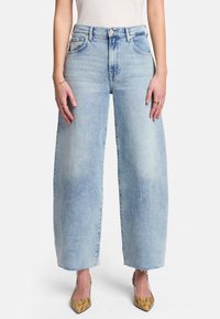 Ljust blå vida jeans, hög midja, denimmaterial med en blekt finish. Fransad nederkant, fem fickor, med metallknapp och dragkedjestängning.