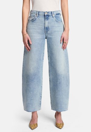Jeans a gamba larga di un azzurro chiaro, a vita alta, in denim con una finitura sbiadita. Orlo sfilacciato, cinque tasche, con chiusura a bottone metallico e cerniera.