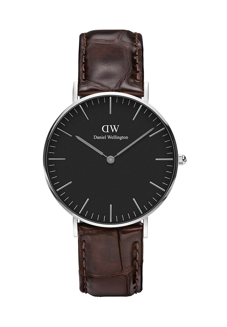Schwarz-ziffernblatt Uhr mit silbernen Zeigern und Markierungen, untergebracht in einem runden Metallgehäuse. Verfügt über ein braunes Lederarmband mit Krokodilprägung.