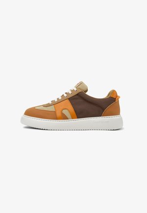 Camper, Sneakersy niskie