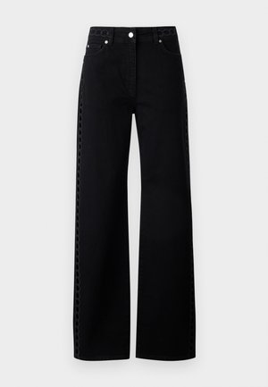 Jeans de mezclilla negra de pierna ancha con un acento texturizado en los laterales y cierre de botón, con un diseño clásico de cinco bolsillos y un acabado liso.