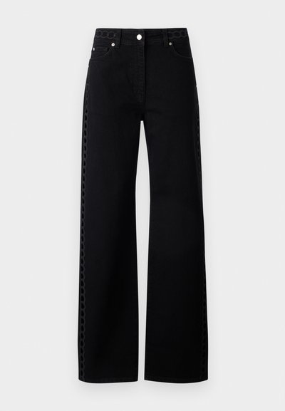 Calças de ganga pretas de pernas largas com um detalhe texturizado na lateral e fecho de botão, apresentando um design clássico de cinco bolsos e um acabamento suave.