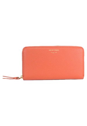 Portafoglio in pelle arancione con texture a granuli, chiusura con zip e branding dorato sul davanti. Dotato di una tracolla per una gestione facile.