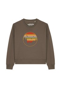 Bruine sweatshirt met een ronde graphic met zonsondergangstrepen in rood, oranje, geel, groen en zwarte silhouetten van bomen en vogels.