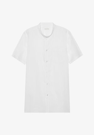 Kortärmad vit skjorta med ståkrage, bröstficka, slät yta och genomskinliga knappar.