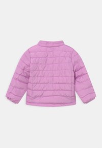 Růžová prošívaná bunda s límečkem, která má prošívané detaily, dlouhé rukávy a elastické manžety pro pohodlné nošení.