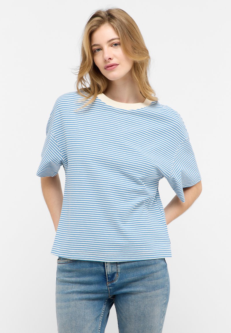 Blau-weiß gestreiftes T-Shirt mit rundem Ausschnitt und kurzen Ärmeln, aus weichem Stoff, kombiniert mit hellblauen Jeans.