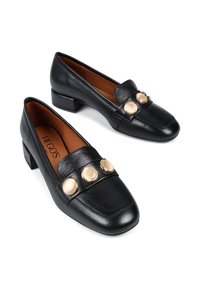 Czarne skórzane mokasyny z kwadratowym noskiem, z paskiem ozdobionym trzema złotymi guzikami i niskim obcasem w klocku.