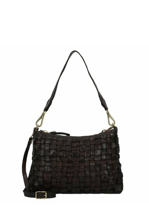 Borsa in pelle intrecciata di colore marrone scuro con superficie texture, tracolla regolabile e dettagli in metallo dorato.