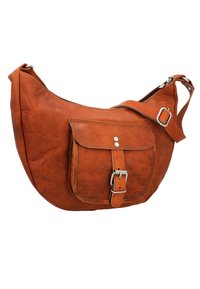 Brun läder crossbody-väska med framficka med spänne och justerbar rem, visad på vit bakgrund.
