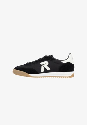 Baskets basses noires avec talon blanc et logo "R" latéral, semelle en caoutchouc couleur gomme et lacets noirs, vues de profil.
