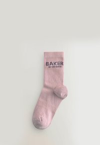 Jasnoróżowe skarpetki prążkowane z napisem "BAKER" w ciemnoniebieskim kolorze. Miękka tkanina, średnia długość, gładkie zamknięcie palców i wyściełana podeszwa.