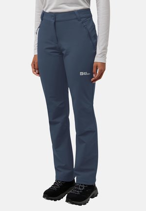 Waterdichte blauwe outdoorbroek met een gladde textuur, voorzien van een ritszak en een logo. Tapered fit, duurzame stof voor actief gebruik.