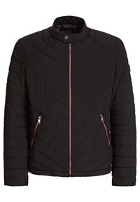 Svart quilted jacka med hög krage, som har diagonala sömmar, två fickor med dragkedja på sidan och kontrasterande röda dragkedjor.