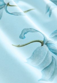 Țesătură albastru deschis cu modele florale detaliate în nuanțe delicate de albastru și verde, cu o textură netedă și o ușoară strălucire.