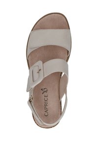 Infradito beige chiaro con due ampie cinghie, fibbia regolabile, soletta in morbido suede e tacco basso. Logo stampato sulla soletta.
