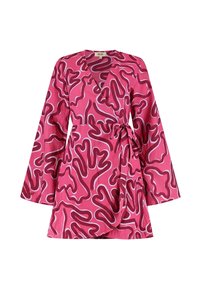Robe portefeuille rose à manches longues, motifs tourbillonnants abstraits bordeaux et rose clair, avec une fermeture à nouer sur le côté.