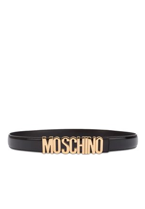 Czarny skórzany pasek z dużą klamrą z logo MOSCHINO w złotym kolorze, umieszczony na białym tle.