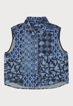 Camicia senza maniche in denim con un design patchwork in diverse tonalità di blu, texture in contrasto e chiusura con bottoni.