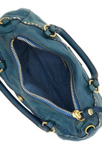 Borsa a tracolla in pelle teal con hardware dorato, chiusura a zip e dettagli borchiati. Presenta un interno foderato in denim e manici robusti.