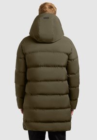 Chaqueta de plumas verde oliva con secciones acolchadas horizontales, una gran capucha y una textura suave, que llega hasta la mitad del muslo.