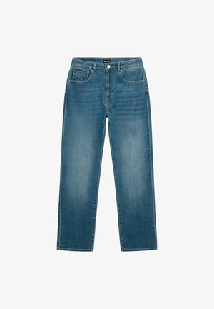 Jeans de mezclilla azul con un diseño de pierna recta, que cuentan con un diseño de cinco bolsillos, un cierre de botón en la parte frontal y un ligero desgaste en la tela.