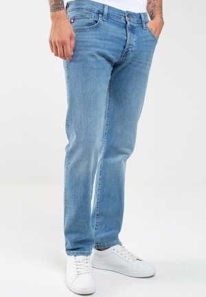 Jeans de mezclilla azul claro con un corte recto, diseño clásico de cinco bolsillos, un ligero desvanecimiento y un pequeño detalle de logo en la cinturilla.