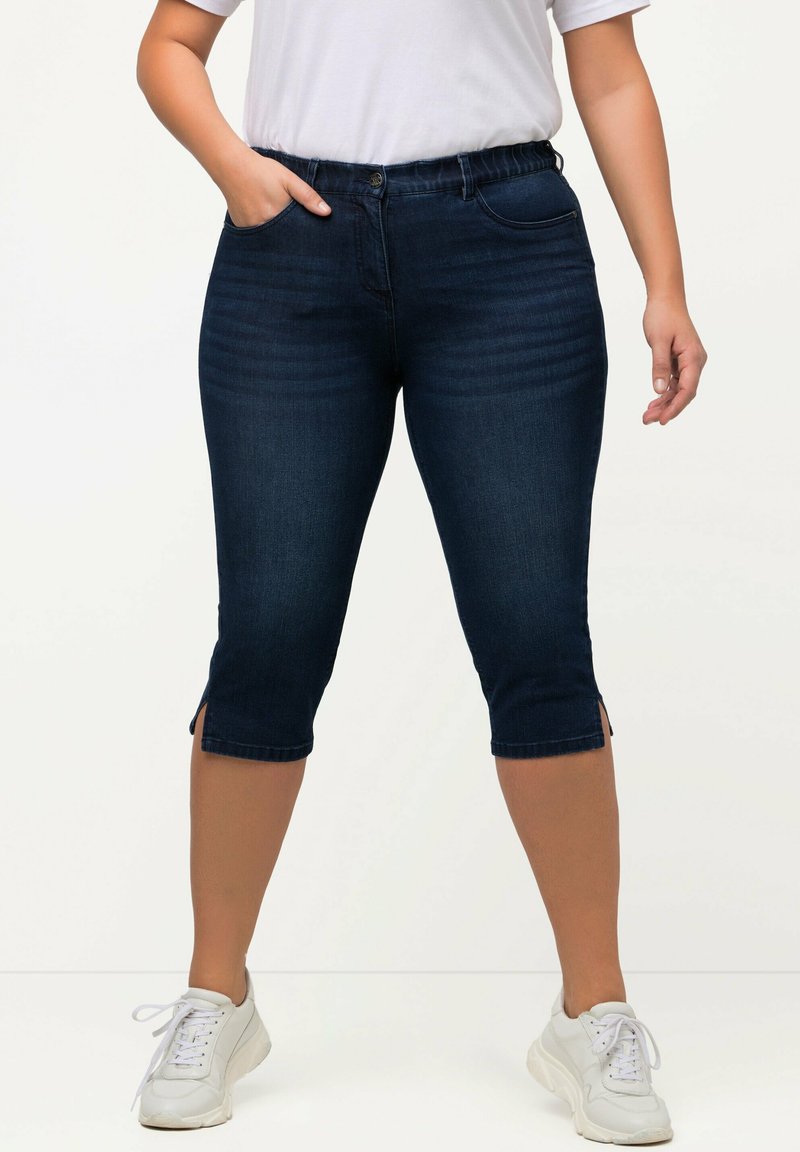 Ulla Popken - CORSAIRE SARAH 5 POCHES AVEC BAS DE JAMBE FENDU - Jeansshort - blue denim, Vergroten