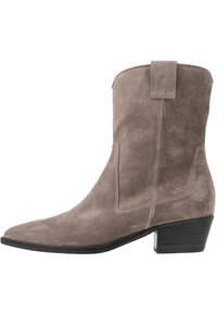 Suède enkelboot in lichtgrijs met een puntige neus en een gestapelde hak. Kenmerkt zich door minimale stiksels en een lus aan de achterkant voor gemakkelijk aan- en uittrekken.