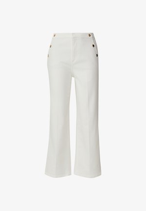 Hoch taillierte weiße Hose mit weitem Bein, vorne an den Seiten mit zwei Reihen dekorativer brauner Knöpfe.