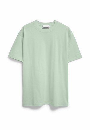 Lichtgroen T-shirt met korte mouwen, ronde hals, rechte zoom en ARMEDANGELS-label aan de binnenkant van de kraag.
