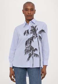 Gestreiftes blau-weißes Langarmshirt mit Palmenmotiv. Verfügt über einen Button-Down-Kragen und kontrastierende gestreifte Manschetten. Weiche Stofftextur.