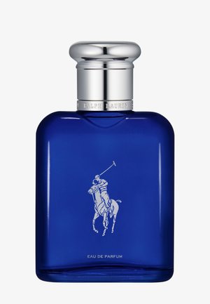 Blaue Parfümflasche aus Glas mit silbernem Verschluss und weißem Polo-Spieler-Logo, zentriert auf der Vorderseite, beschriftet mit "Eau de Parfum."