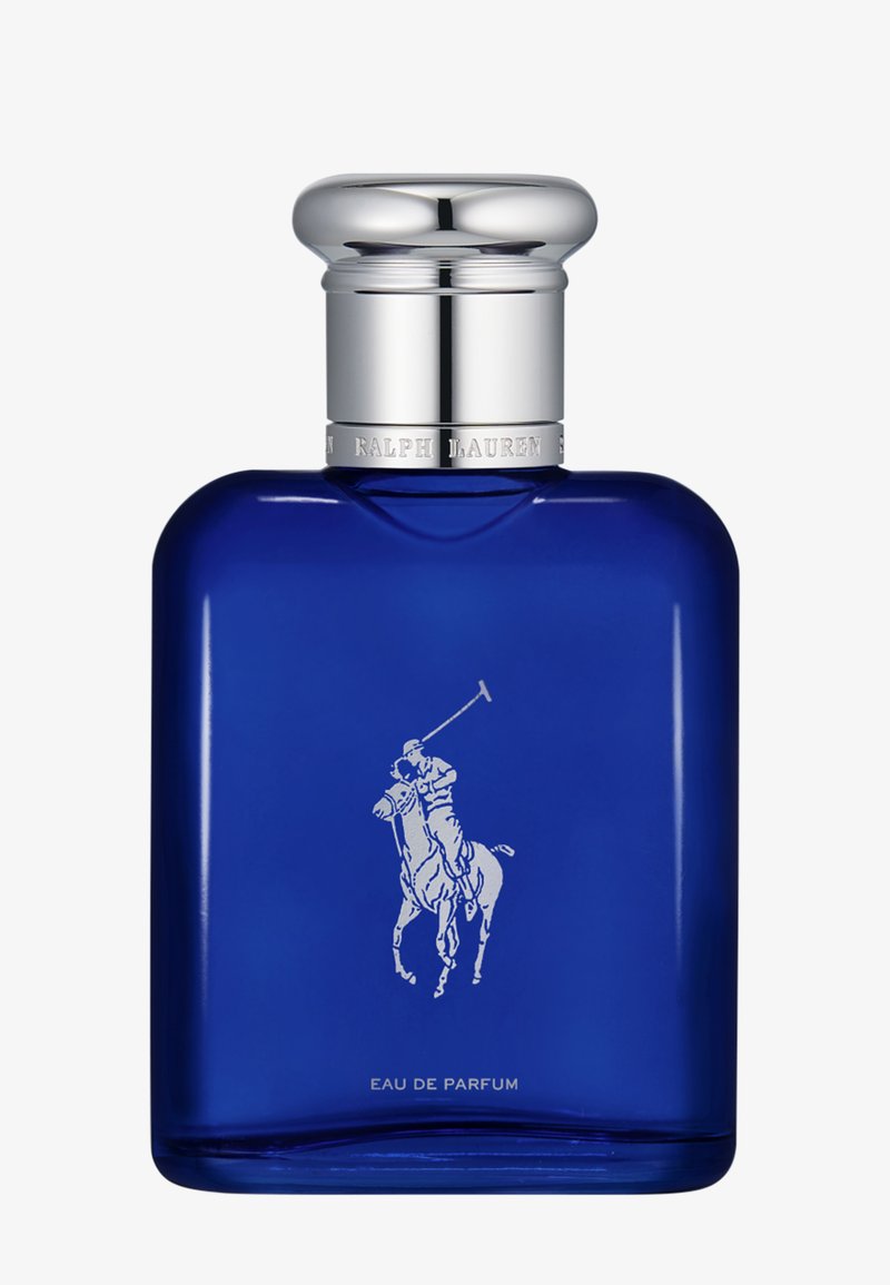 Niebieska szklana butelka perfum z srebrną nakrętką i białym logo gracza polo umieszczonym na przedzie, oznaczona "Eau de Parfum."