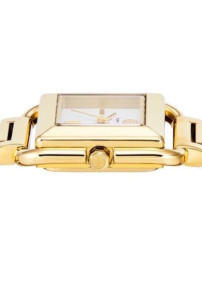 Rechthoekig horloge in goudkleurige uitvoering met schakelen armband, wijzerplaat in het wit, gouden wijzers en kroon met logo op een witte achtergrond.