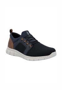 Baskets de sport en maille marine avec des accents en cuir brun, semelle blanche et œillets de lacets orange. Elle se distingue par un design respirant et une construction flexible.
