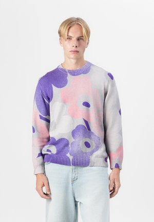 Strickpullover mit großen floralen Mustern in Lila und Rosa auf einem hellgrauen Hintergrund, mit gerippten Bündchen und Saum.